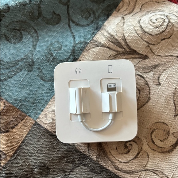 Brand new Apple earbuds - Picture 2 of 2